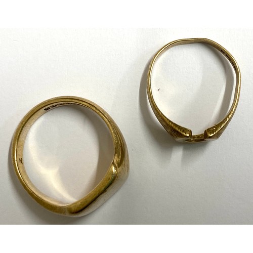 547A - Two 9ct gold rings to include a gent's signet ring size Q/R and a horseshoe ring size L. Total weigh... 