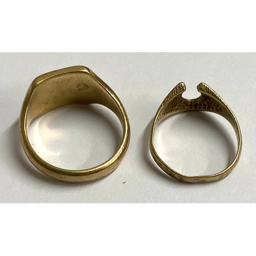 547A - Two 9ct gold rings to include a gent's signet ring size Q/R and a horseshoe ring size L. Total weigh... 