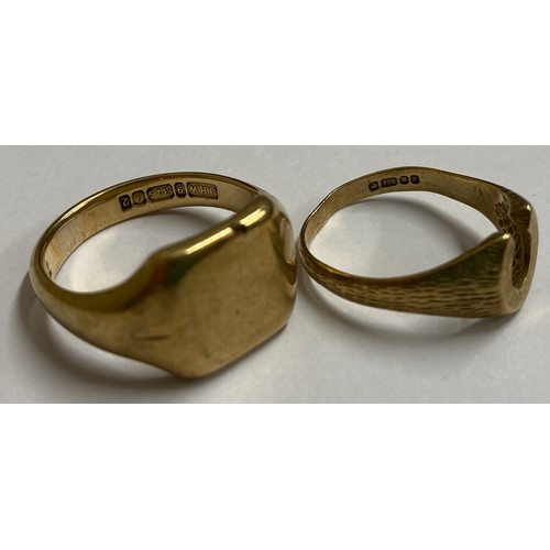 547A - Two 9ct gold rings to include a gent's signet ring size Q/R and a horseshoe ring size L. Total weigh... 