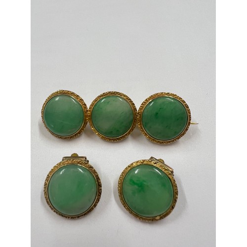 599 - Nine carat gold and green stone brooch with matching clip on earrings. Total weight 11gm. Brooch 4cm... 