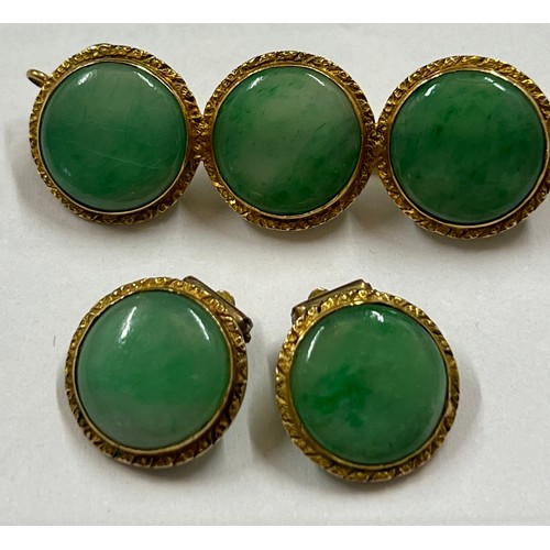 599 - Nine carat gold and green stone brooch with matching clip on earrings. Total weight 11gm. Brooch 4cm... 