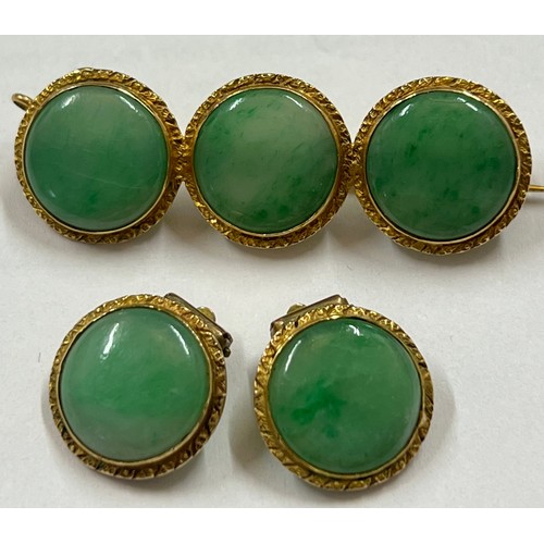 599 - Nine carat gold and green stone brooch with matching clip on earrings. Total weight 11gm. Brooch 4cm... 