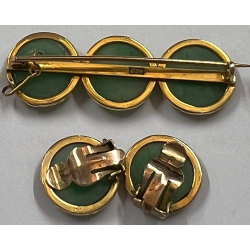 599 - Nine carat gold and green stone brooch with matching clip on earrings. Total weight 11gm. Brooch 4cm... 