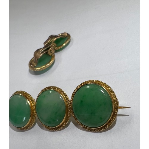 599 - Nine carat gold and green stone brooch with matching clip on earrings. Total weight 11gm. Brooch 4cm... 