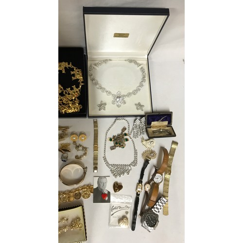 425 - A quantity of good quality costume jewellery to include watches, rolled gold bangle, necklaces, earr... 