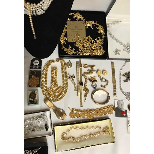 425 - A quantity of good quality costume jewellery to include watches, rolled gold bangle, necklaces, earr... 