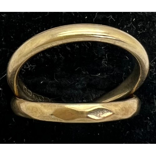 412 - Two 9 carat gold wedding bands 4.6gm total weight. Size N and O.