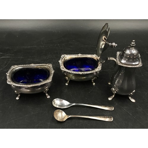 725 - Silver cruet set (Sheffield 1982) to include pepper, salt and mustard (both with liners) with two sp... 