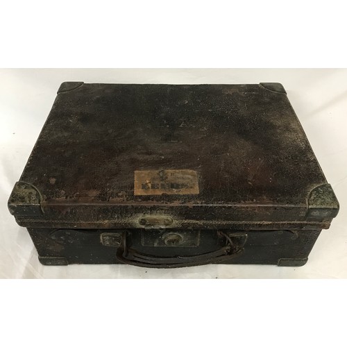 1095 - A Victorian leather cartridge case with five interior divisions and trade label for Linsley Brothers... 