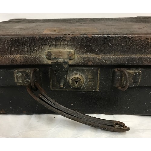 1095 - A Victorian leather cartridge case with five interior divisions and trade label for Linsley Brothers... 