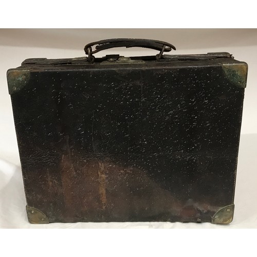 1095 - A Victorian leather cartridge case with five interior divisions and trade label for Linsley Brothers... 