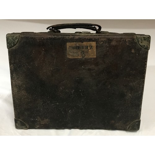 1095 - A Victorian leather cartridge case with five interior divisions and trade label for Linsley Brothers... 