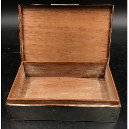 727 - A silver wood lined box hallmarked Birmingham 1917 along with a silver compact with inside mirror Lo... 