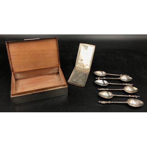 727 - A silver wood lined box hallmarked Birmingham 1917 along with a silver compact with inside mirror Lo... 