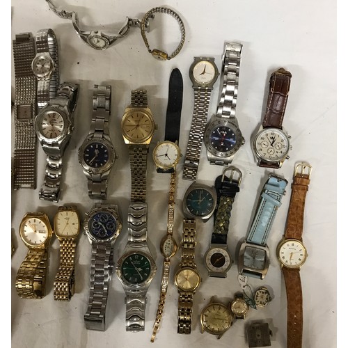 672 - A large collection of watches to include some by Quartz, Sekonda and Rotary.