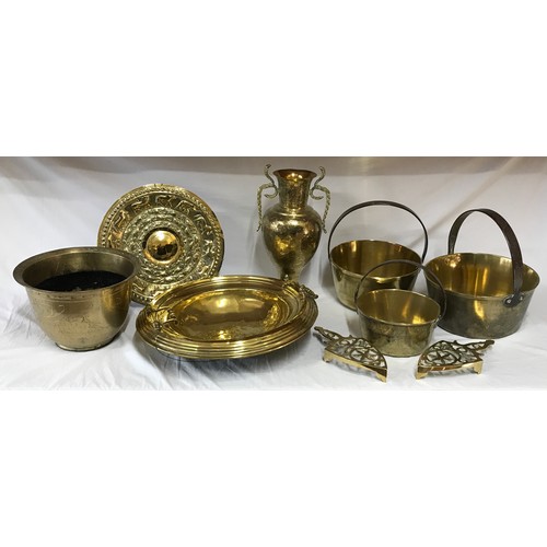 815 - A quantity of brassware to include jam pans, trivets, jardinière etc.