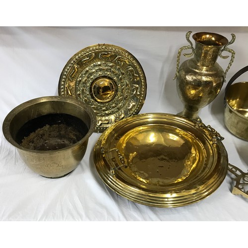 815 - A quantity of brassware to include jam pans, trivets, jardinière etc.