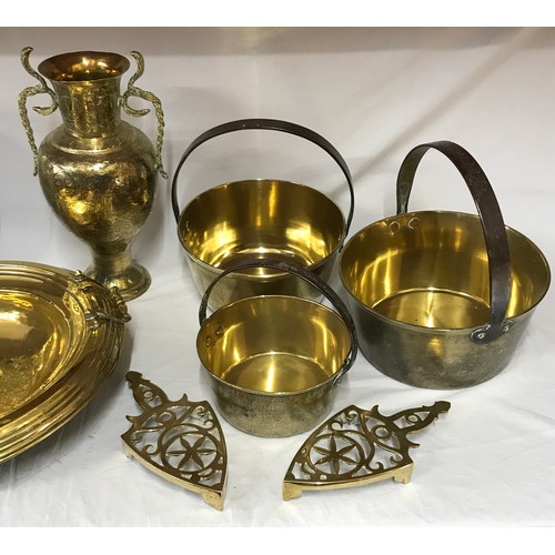 815 - A quantity of brassware to include jam pans, trivets, jardinière etc.