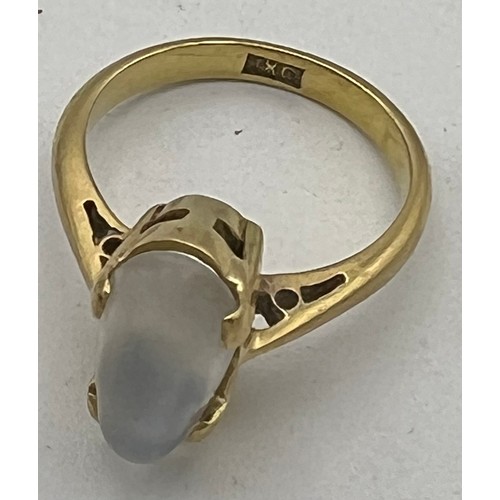 453 - A yellow metal ring set with moonstone. Size L. Marked 18K. Weight 4.7gm.