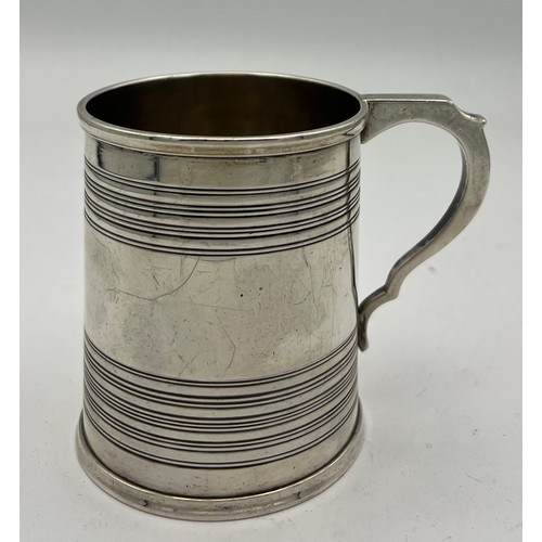 700 - A Victorian silver mug, London 1867, maker William Evans. Weight 156gm, height 8cm.