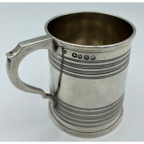 700 - A Victorian silver mug, London 1867, maker William Evans. Weight 156gm, height 8cm.