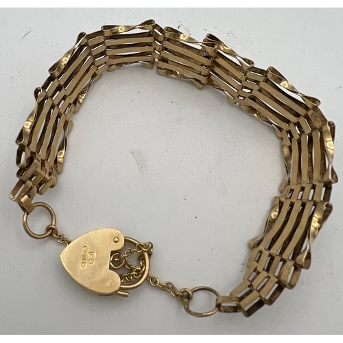 438 - A 9 carat gold gate bracelet. Weight 10.5gm.