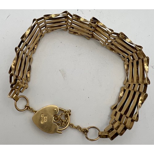 438 - A 9 carat gold gate bracelet. Weight 10.5gm.