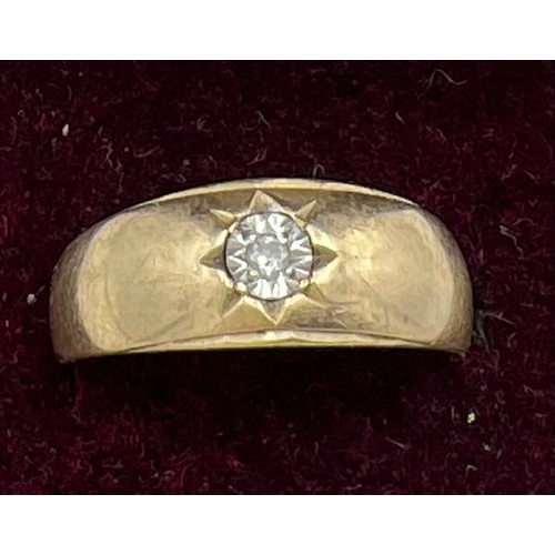 440 - A nine carat gold ring set with diamond. Size R. Weight 3.2gm.