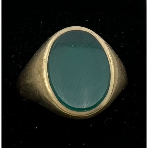 441 - A 9 carat gold ring set with green stone. Size Q. Weight 5.3gm.