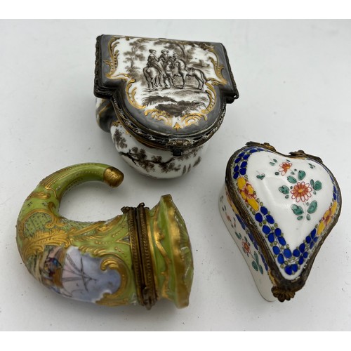 1039 - Two continental porcelain trinket boxes and a cornucopia. 8.5cm approx.