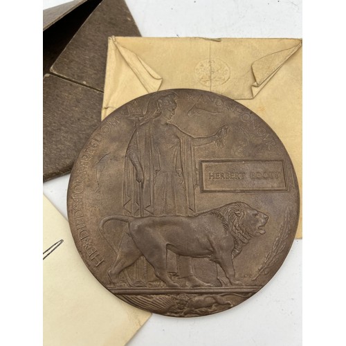 1071 - A WWI Death Penny awarded to Herbert Booty in original packaging.