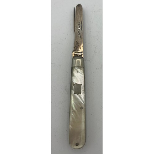 708 - A silver and mother of pearl knife and fork. Sheffield 1900, maker John R. Watts. 14cm l.