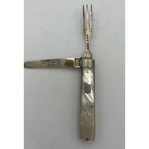 708 - A silver and mother of pearl knife and fork. Sheffield 1900, maker John R. Watts. 14cm l.