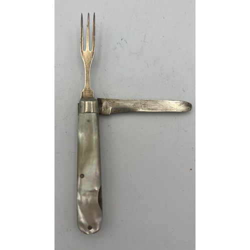 708 - A silver and mother of pearl knife and fork. Sheffield 1900, maker John R. Watts. 14cm l.