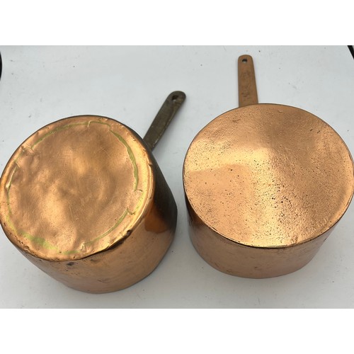 820 - Two vintage copper pans together with three copper and metal jelly moulds. Oval mould 18 x 12cm.