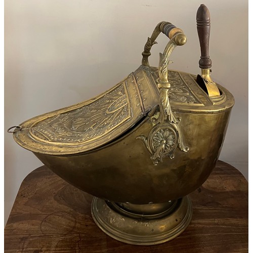 823 - Edwardian brass coal helmet together with a copper jardinière 24cm h.