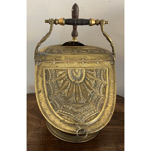 823 - Edwardian brass coal helmet together with a copper jardinière 24cm h.