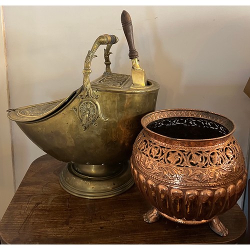 823 - Edwardian brass coal helmet together with a copper jardinière 24cm h.