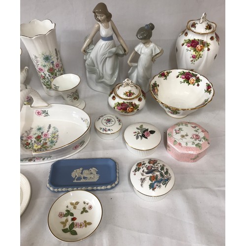 104 - Collection of ceramics (some in retail boxes) to include Aynsley Wild Tudor, Nao 