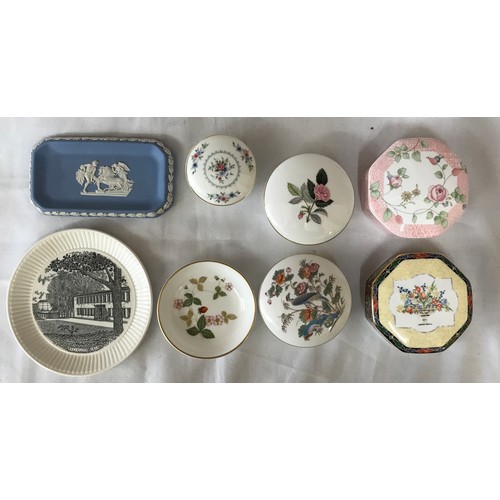 104 - Collection of ceramics (some in retail boxes) to include Aynsley Wild Tudor, Nao 