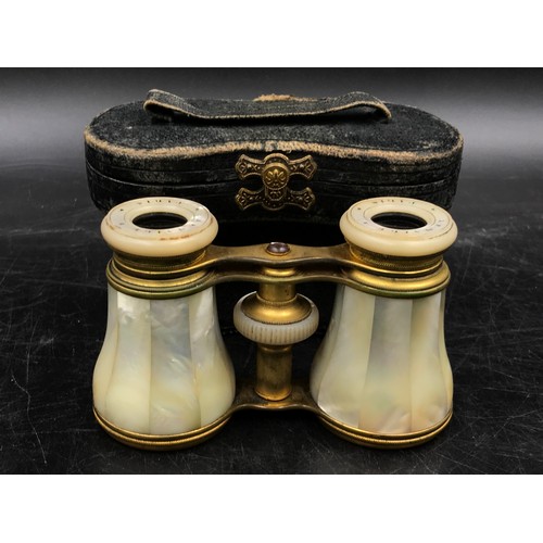 993 - A pair of French mother of pearl opera glasses, inscribed 'Le Maire Fabt, Paris', 10cms wide, in ori... 