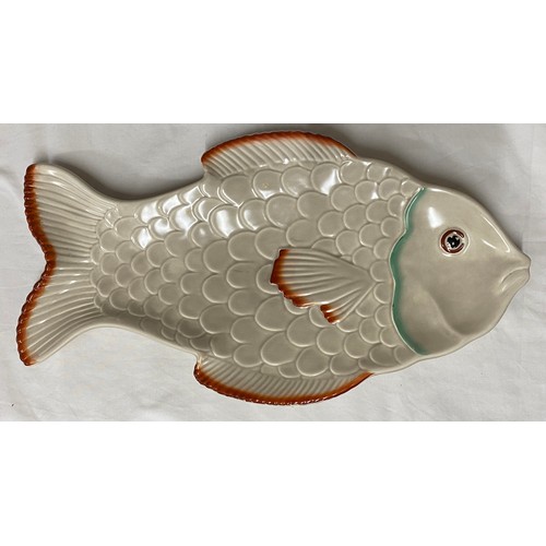 106 - A Crown Devon fish set comprising a large platter 50cm, 4 x plates 23cm and a sauce dish on stand, t... 