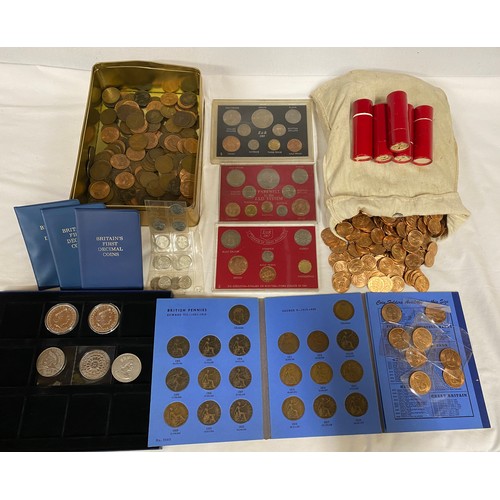 556 - Selection of various coins to include 14.2kg in 1967 uncirculated half pennies, various one pennies,... 