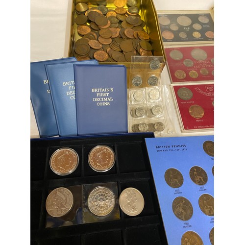 556 - Selection of various coins to include 14.2kg in 1967 uncirculated half pennies, various one pennies,... 