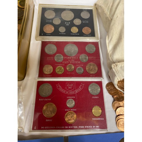 556 - Selection of various coins to include 14.2kg in 1967 uncirculated half pennies, various one pennies,... 