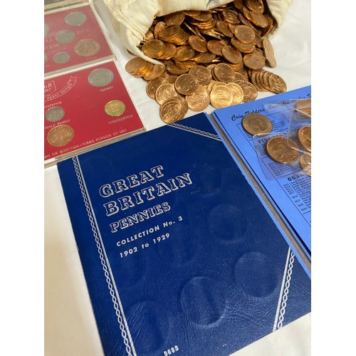 556 - Selection of various coins to include 14.2kg in 1967 uncirculated half pennies, various one pennies,... 