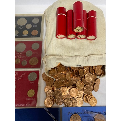 556 - Selection of various coins to include 14.2kg in 1967 uncirculated half pennies, various one pennies,... 