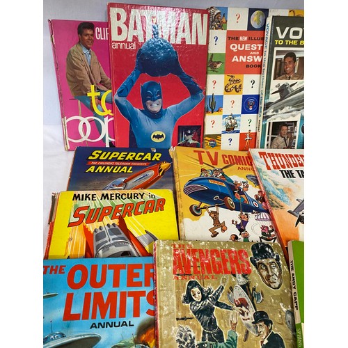 800 - Vintage books and magazines, mainly Annuals, to include Batman, The Avengers, Outer Limits, Cliff Ri... 