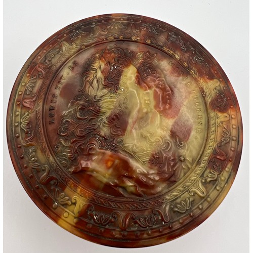 982 - A superb quality pressed blond tortoiseshell snuff box depicting Louis XIV et Marie Therese. 8cm d.