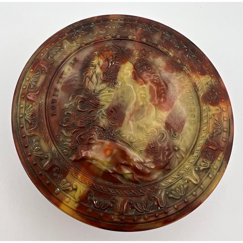 982 - A superb quality pressed blond tortoiseshell snuff box depicting Louis XIV et Marie Therese. 8cm d.